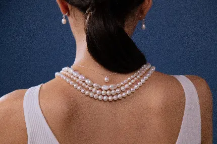 عکس پروفایل گردنبند مروارید سفید باشکوه در گردن عروس با کیفیت 4K