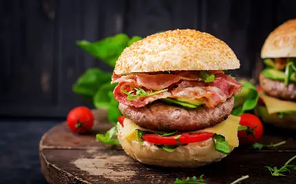 همبرگر گوشتی و مینیمال از نمای نزدیک برای لیست رستوران