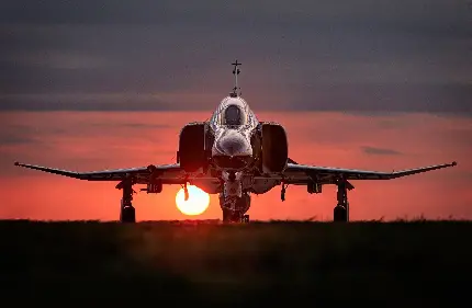 عکس استوک درخشان جنگنده نظامی در غروب خورشید 