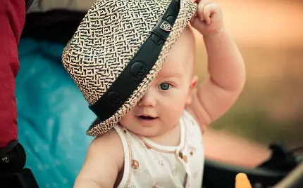 عکس استوک دلفریب از نوزاد پسر خوشگل با کلاه جالب 