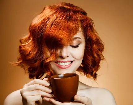 عکس پروفایل دوست داشتنی از دختر مو قرمز در حال نوشیدن با لبخند 