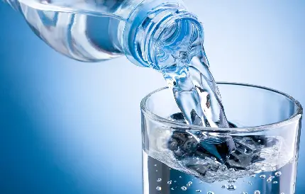 جدیدترین تصویر آب معدنی آشامیدنی که در لیوان می ریزیم، خاص واتساپ