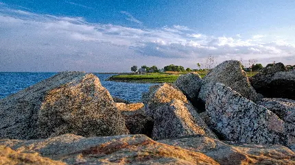 دانلود عکس استوک Full HD از سنگ های اطراف دریای آبی
