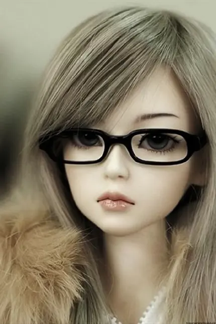 عکس استوک معروف از عروسک دخترانه با چهره جدی و عینک
