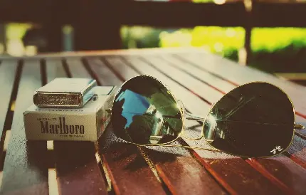 سیگار مارلبرو به همراه عینک و فندک یک جنتلمن