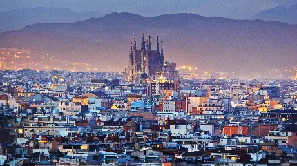 تصویر زمینە شهر و کلیسای معروف لاساگرادا فیمیلیا  در درون شهر بارسلونا باکیفیت اچ دی