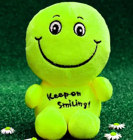 معروف ترین عکس استوک از عروسک سبز رنگ با لبخند جذاب با کیفیت ویژه 