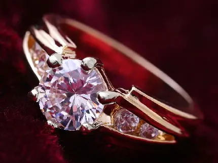 والپیپر تحسین برانگیز از انگشتر الماس طلایی از نمای چپ مناسب گوشی