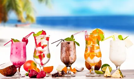 عکس استوک پردانلود از چندین نوشیدنی خنک و خوشرنگ میوه ای در هوای گرم ساحل با کیفیت اصلی