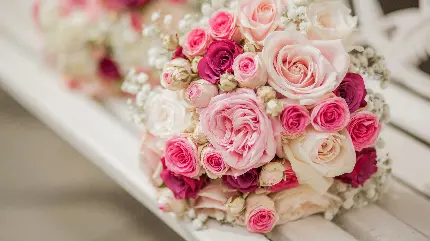 دانلود تصویر خوشکل استوک از دستە گل عروس با رنگهای صورتی و شرابی و سفید