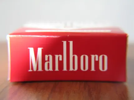 تصویری از نمای بخش قرمز رنگ سیگار مارلبرو با نوشته انگلیسی Marlboro