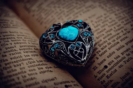 تصویر جادویی و درخشان از جواهر فیروزه عتیقه در دل صفحات کتاب قدیمی 
