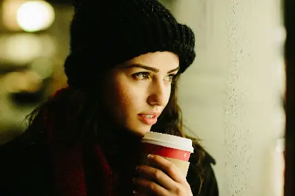 جدیدترین عکس دختر خاص در حال نوشیدن قهوه با کیفیت 8k