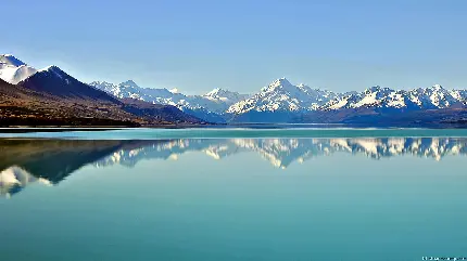 منظره زمستانی اطراف دریاچه در نیوزیلند با تم آبی 