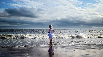 والپیپر خوشگل از دختر مو طلایی در ساحل دریا با لباس بنفش 