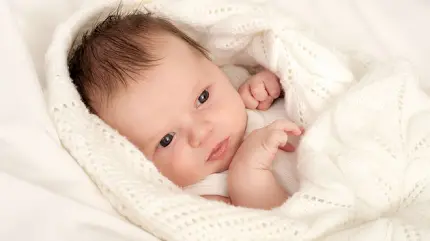 خوشگل ترین والپیپر از نوزاد کوچولوی پسر در پتوی سفید 