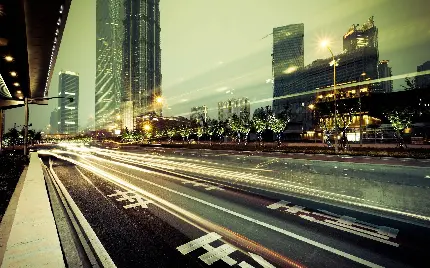 تصویر زمینە باجلال و جبروت و نورانی از جاده شهری در کنار معماری خاصش