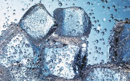 تصویر زمینه حیرت انگیز از یخ و حباب های درون آب برای ویندوز 11