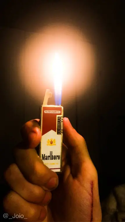 پوستر جادویی از فندک روشن طراحی شدە شبیە جعبە سیگار مارلبرو