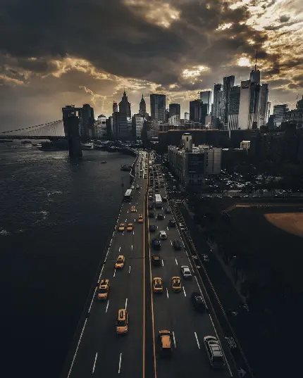 تصویر زمینە شلوغ و بی‌ نور از جاده‌های شهری با اتومبیل‌های زیاد در شهری بزرگ