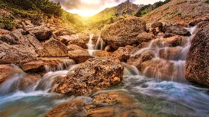 نمای چشمگیر از آبشار های زیبا در دل صخره های خوشرنگ 