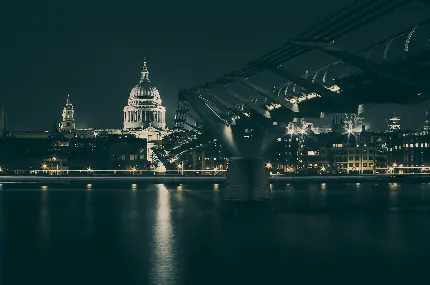 دانلود عکس شهری نام آشنا با بناهای کهن و پلی در شب سیاە