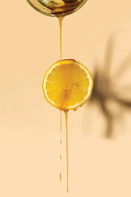 نمای جالب از عسل روی میوه با کیفیت Full HD 