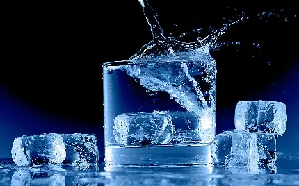 بک گراندی شگفت آور از لیوان کوچک آب آشامیدنی و تکه های یخ در مجاورش