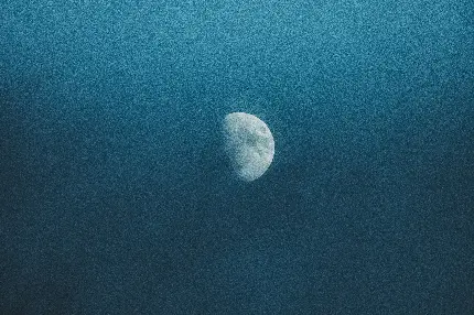 تصویر زمینه ماه تابان 8k در آسمان تماشایی و آرامش دهنده شب