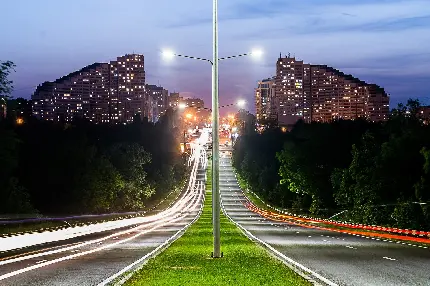 دانلود عکس پروفایل جادویی و قشنگ و نورانی از فضای سبز و چراغ میان جاده شهری و بناهایی در قسمت‌های پایینش