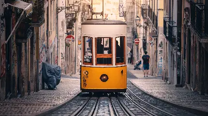 عکس استوک باکیفیت از قطار شهری کوچک و زرد رنگ 