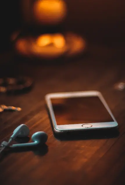 جدید ترین بک گراند گوشی با طرح موبایل و هندزفری روی میز 