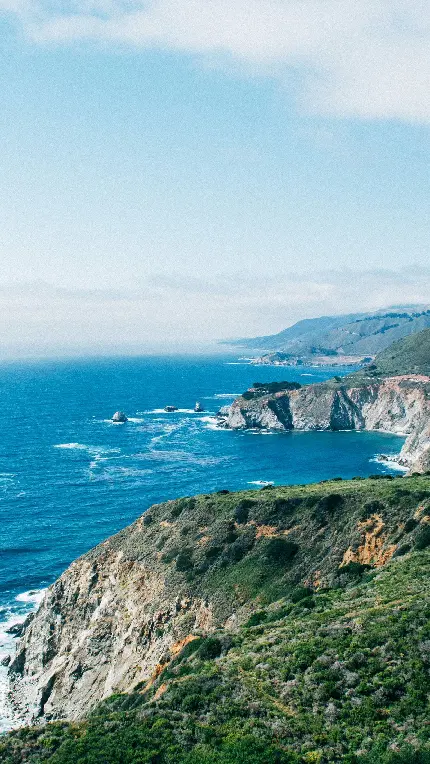 تصویر فانتزی جمیل از اقیانوس و کوه تخت با پوشش گیاهی ضعیف باکیفیت بالا