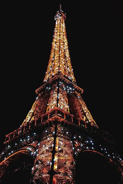 زیباترین و نورانی‌ترین پوستر از نمای نزدیک از برج ایفل در پاریس مهد فرهنگ فرانسە باکیفیت HD