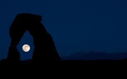عکس زمینه ایده آل از صخره عجیب و ماه در شب تاریک 