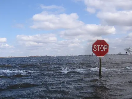 تصویر عجیب و منحصر به فرد تابلو ایست وسط دریا با کیفیت بالا
