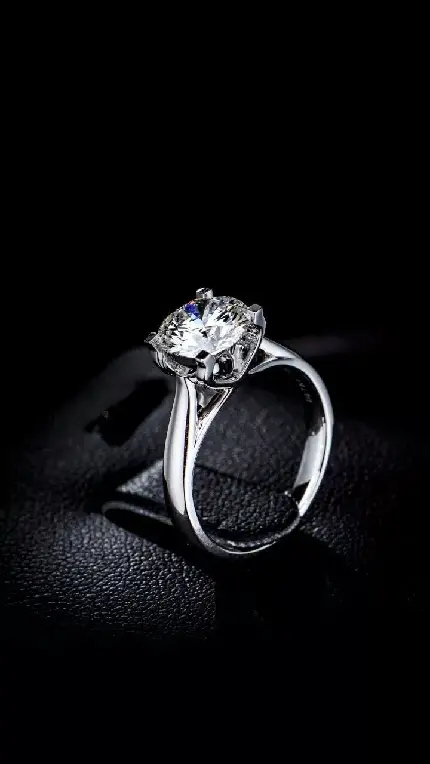 زیباترین عکس استوک انگشتر الماس نقرە‌ای رنگ باکیفیت عالی