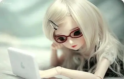 تصویر دلنشین از عروسک دختر در حال مطالعه با کیفیت 4K