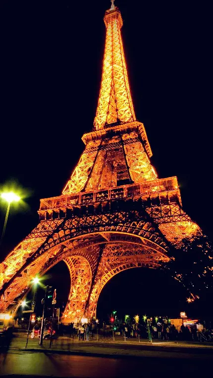 دانلود زمینە باکیفیت خیلی نزدیک و عظیم الجثە در شب از برج ایفل مشهور فرهنگ کشور فرانسە شهر پاریس