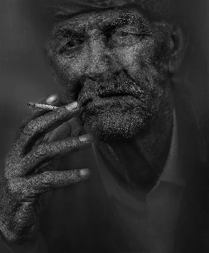 غمگین ترین تصویر خنثی از پیرمرد سیگاری برای پست اینستاگرام 