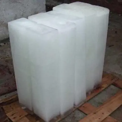 دانلود تصویر جالب قالب های یخ بزرگ روی سطح چوبی