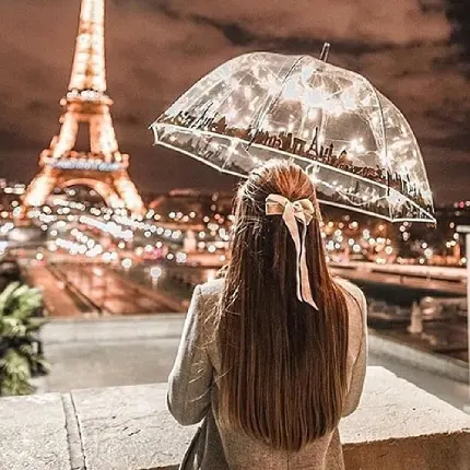 تصویر شگفت انگیز از دختر مو بلند در حال تماشای برج ایفل با چتر