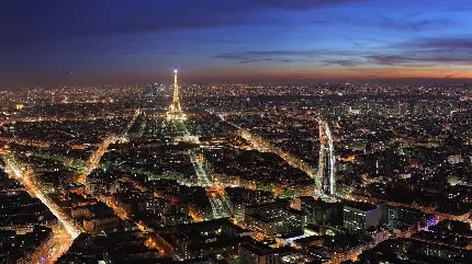 دانلود پس زمینە جالب توجە از خیابان‌های اصلی و فرعی و برج ایفل در تاریکی شب در پاریس مهد فرهنگ