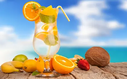 دانلود رایگان عکس استوک نوشیدنی خوشمزه و خنک پرتقالی در فضای ساحل با کیفیت اچ دی