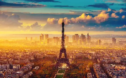 پس زمینە غبار گرفتە و مە گرفتە از ساختمان‌های زیبا و جدید و برج ایفل شهر پاریس