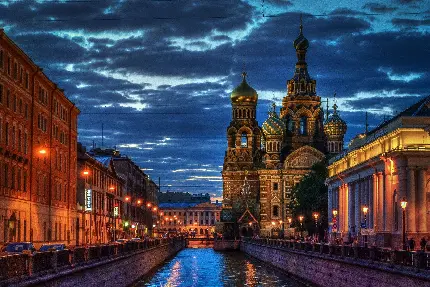 دانلود عکس استوک بناهای شاهکار در کنار رودخانە در نمای شب با چراغ‌های روشن شهر سن پترزبورگ