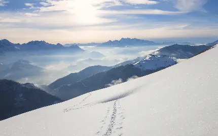والپیپر رویایی ویندوز 12 از کوهستان برفی در طلوع خورشید 