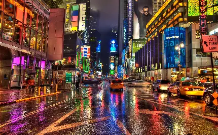 والپیپر رنگارنگ یکی از خیابان‌های شهری خیس شدە با باران