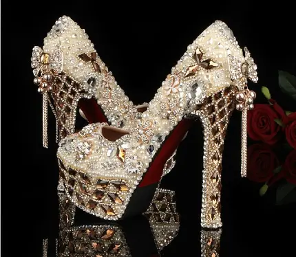 دانلود عکس پروفایل لاکچری از کفش پاشنه بلند سلطنتی با تزئین نقره و الماس