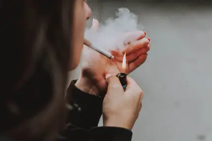 بک گراند جدید خاص لپ‌تاب از دختری با فندک روشن وسیلە دود کنندە سیگار